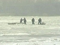 Спасатели Ростовской области предупреждают: опасно выходить на лед в зимний период